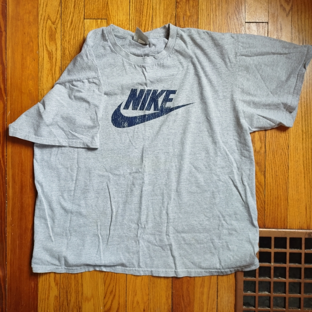 3 for $23 tops!! Men's Gray & Navy Nike Tee, Size L